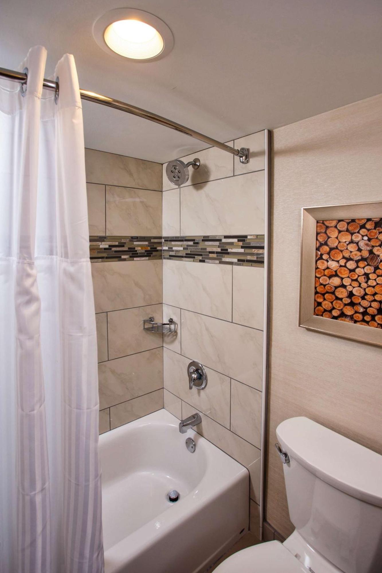 Doubletree By Hilton Neenah Exterior photo