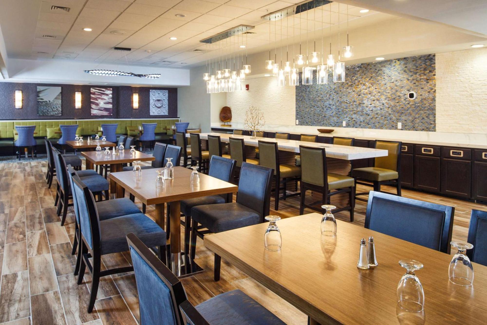 Doubletree By Hilton Neenah Exterior photo