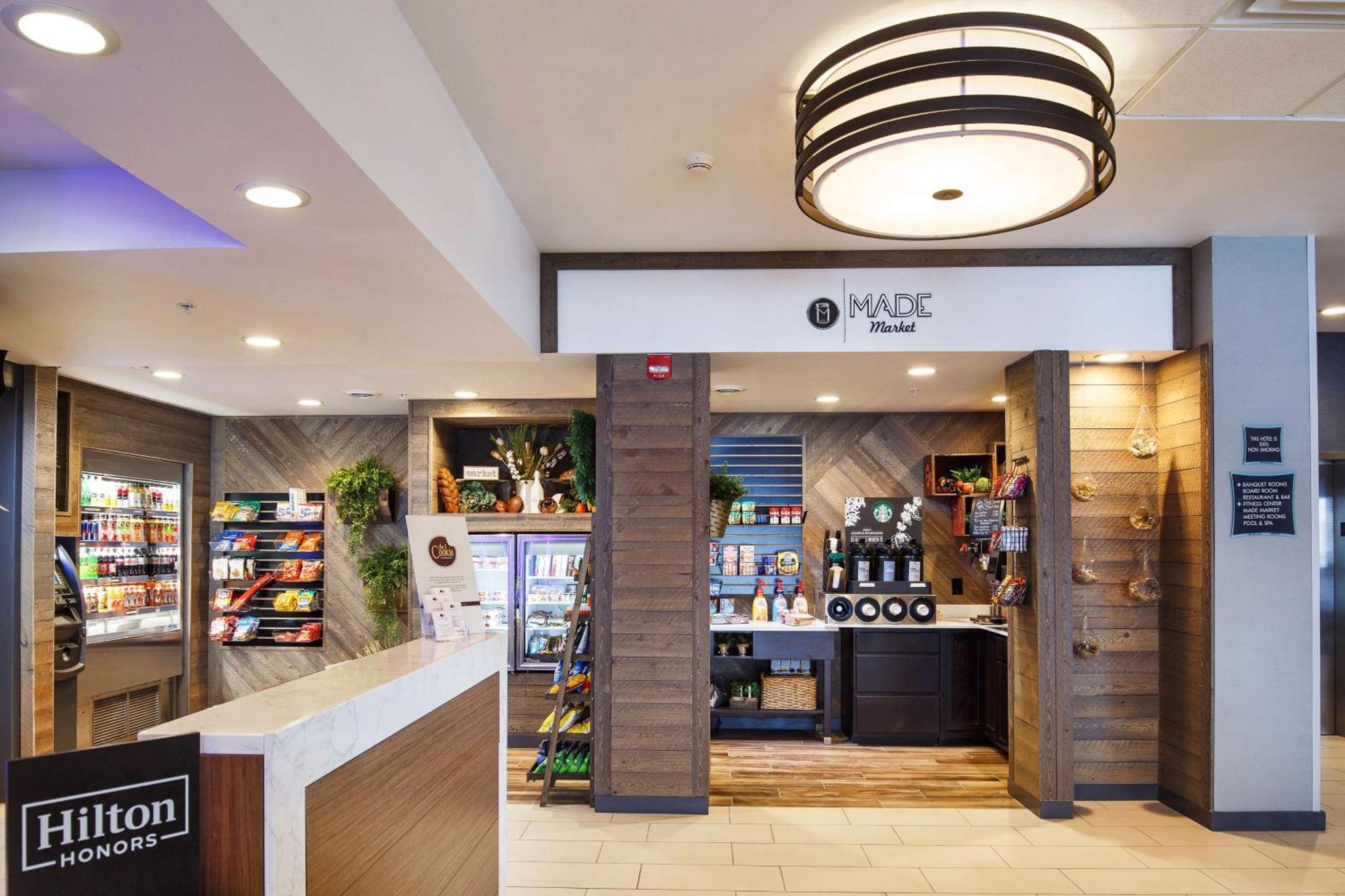 Doubletree By Hilton Neenah Exterior photo