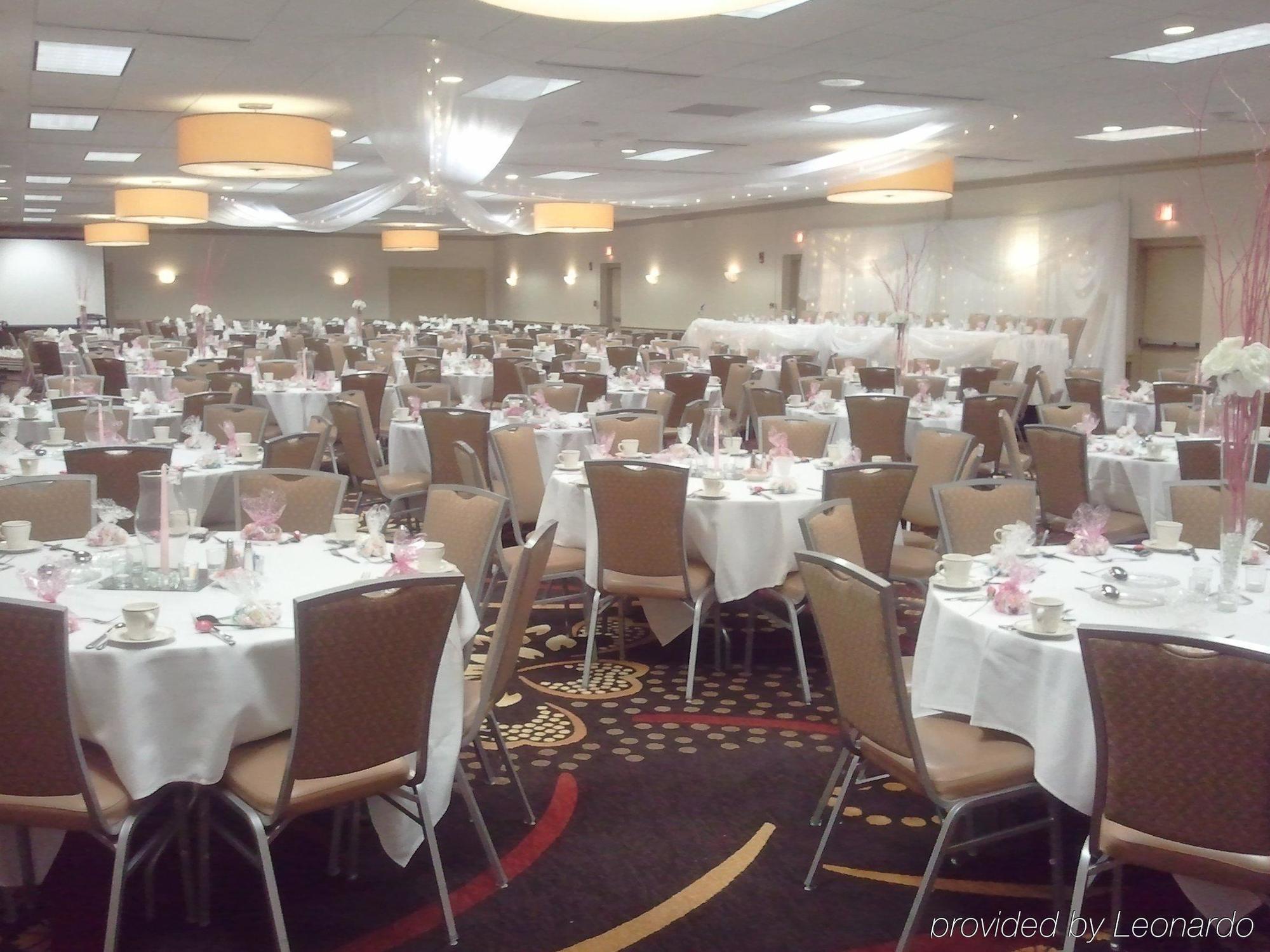Doubletree By Hilton Neenah Exterior photo